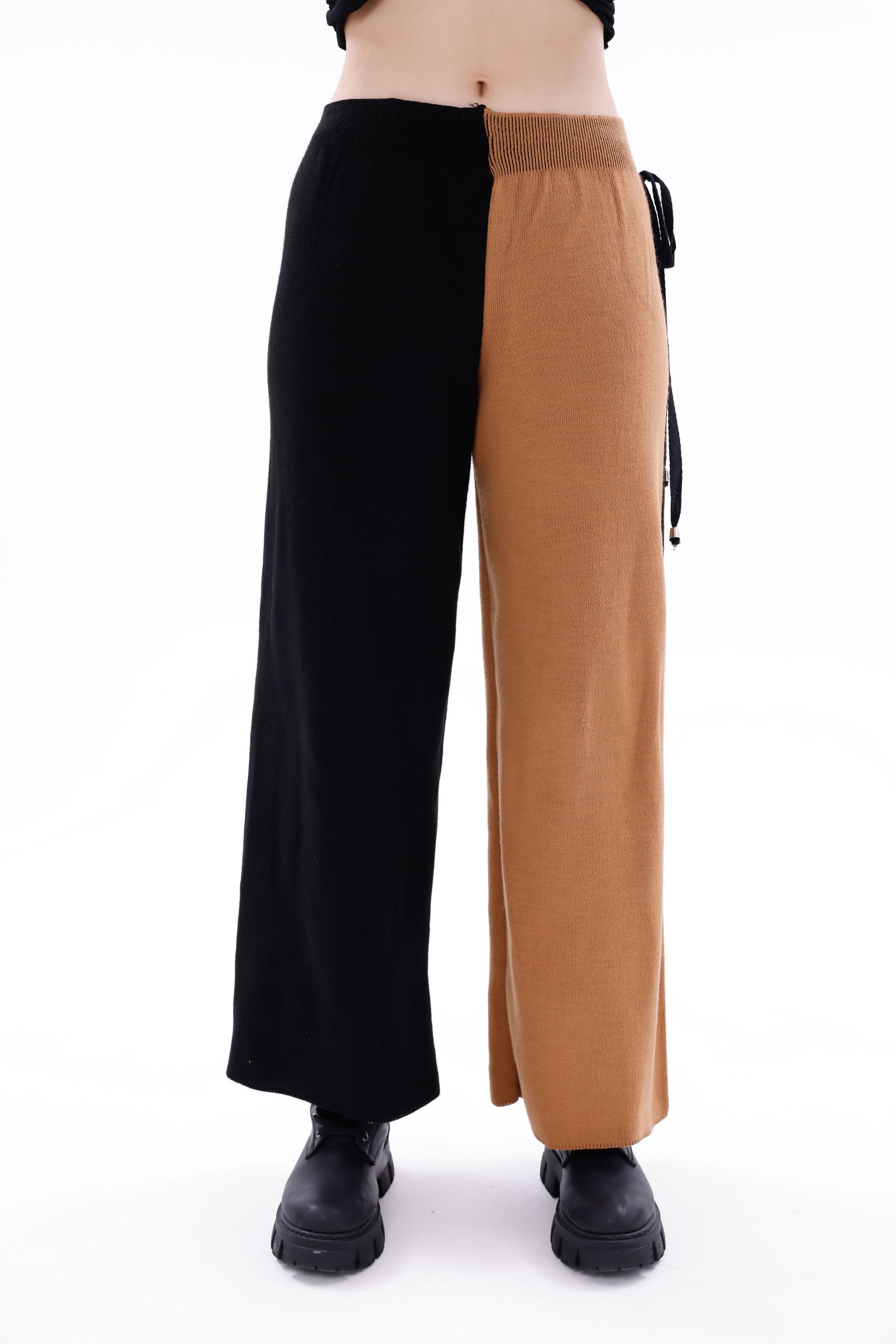 Siyah sütlü kahve blok renkli triko pantolon model üzerinde önden görünüm
