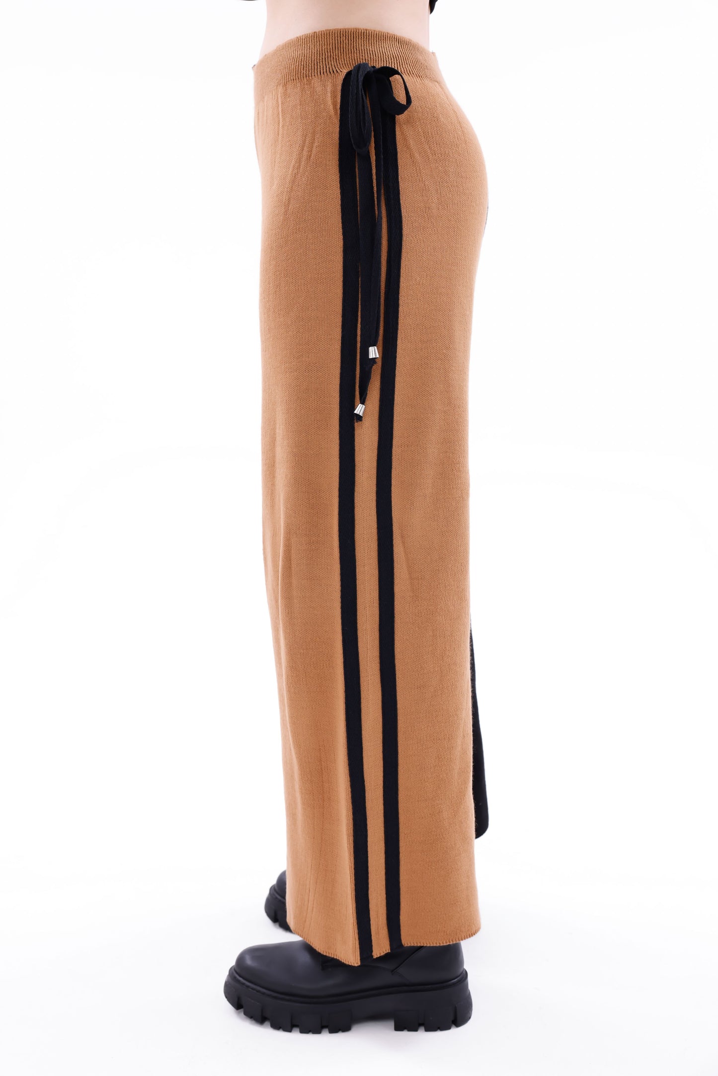 Siyah sütlü kahve blok renkli triko pantolon model üzerinde yandan görünüm
