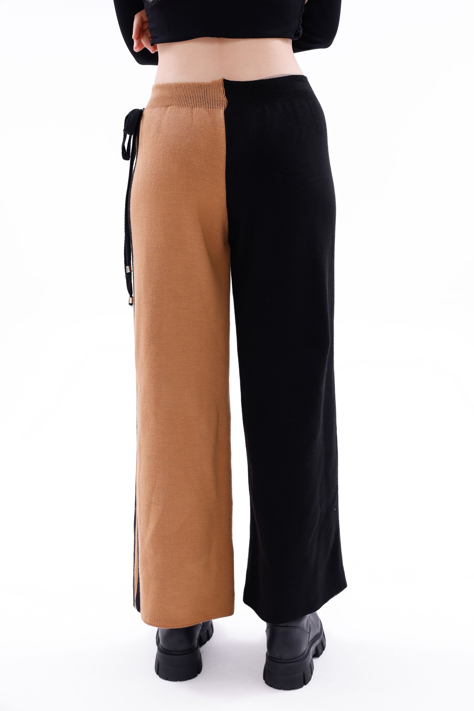 Siyah sütlü kahve blok renkli triko pantolon model üzerinde arkadan görünüm