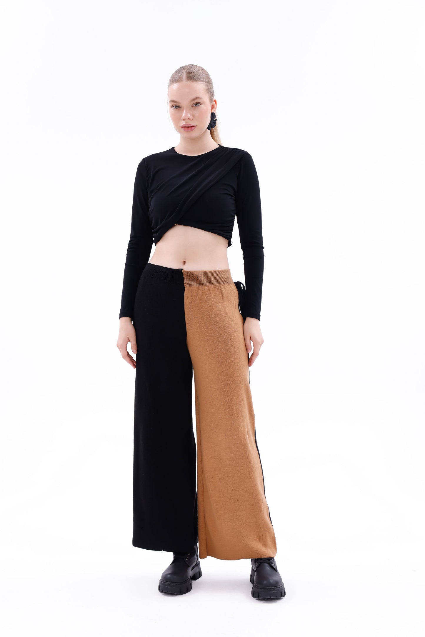 
Siyah sütlü kahve blok renkli triko pantolon model üzerinde önden görünüm