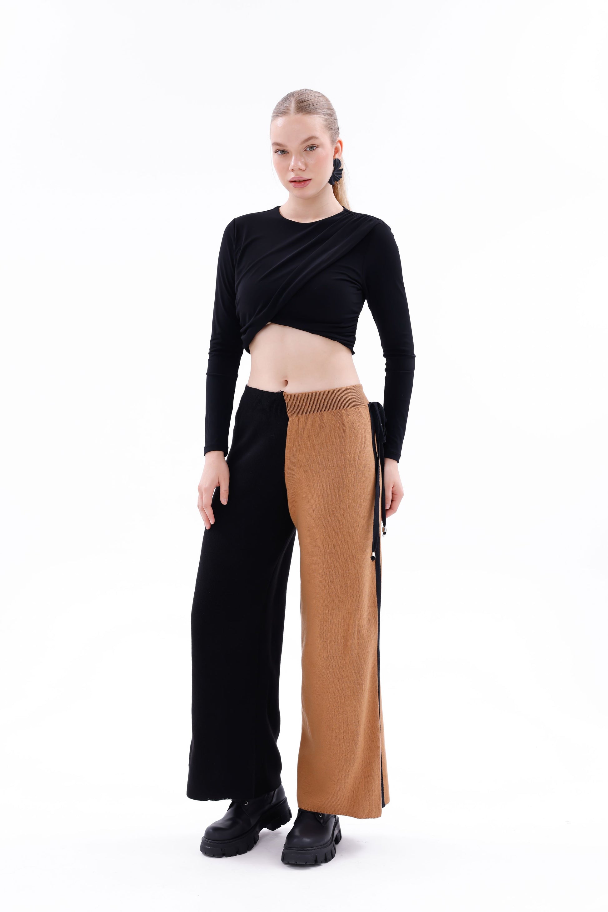 Siyah sütlü kahve blok renkli triko pantolon model üzerinde önden görünüm