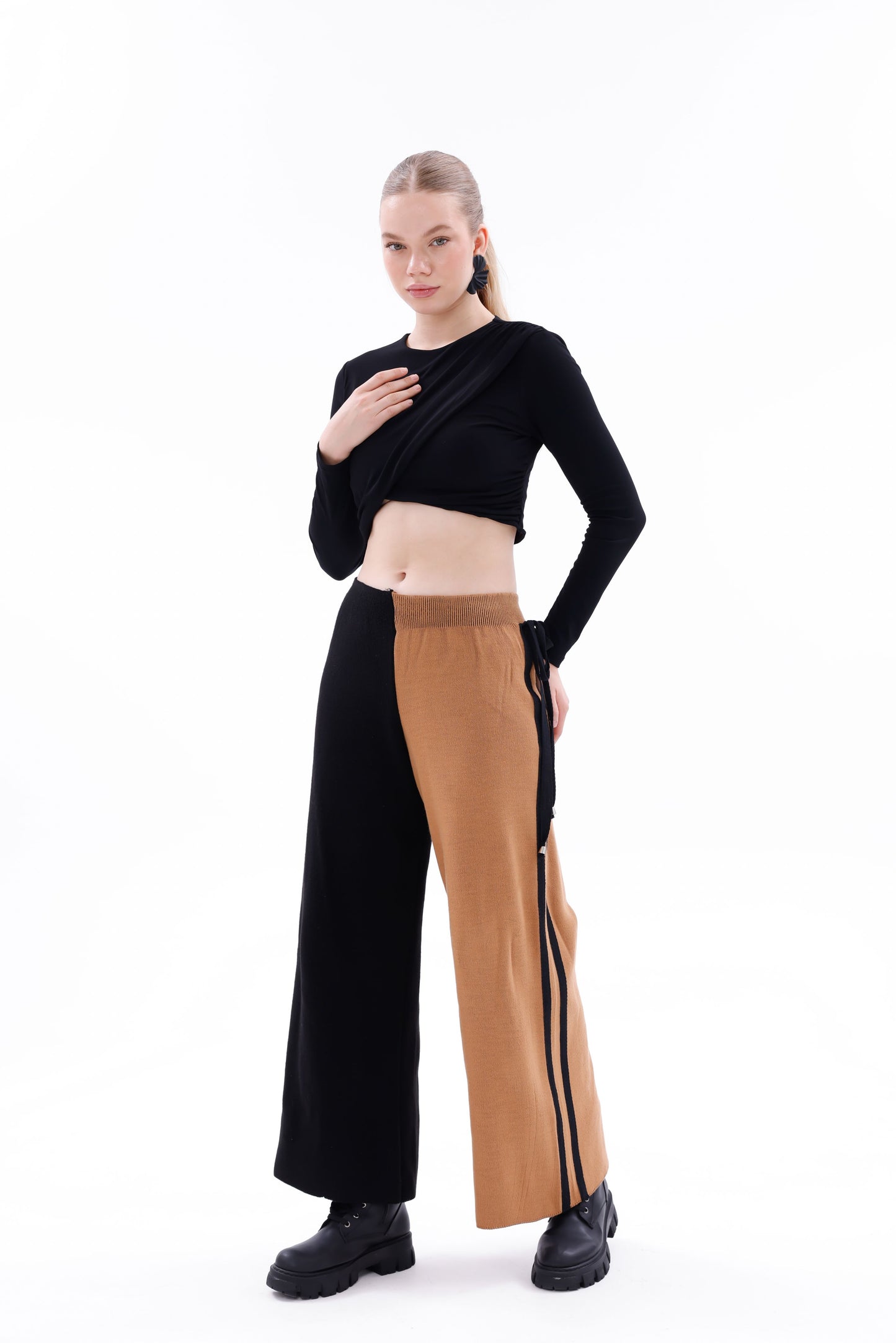 Siyah sütlü kahve blok renkli triko pantolon model üzerinde önden görünüm