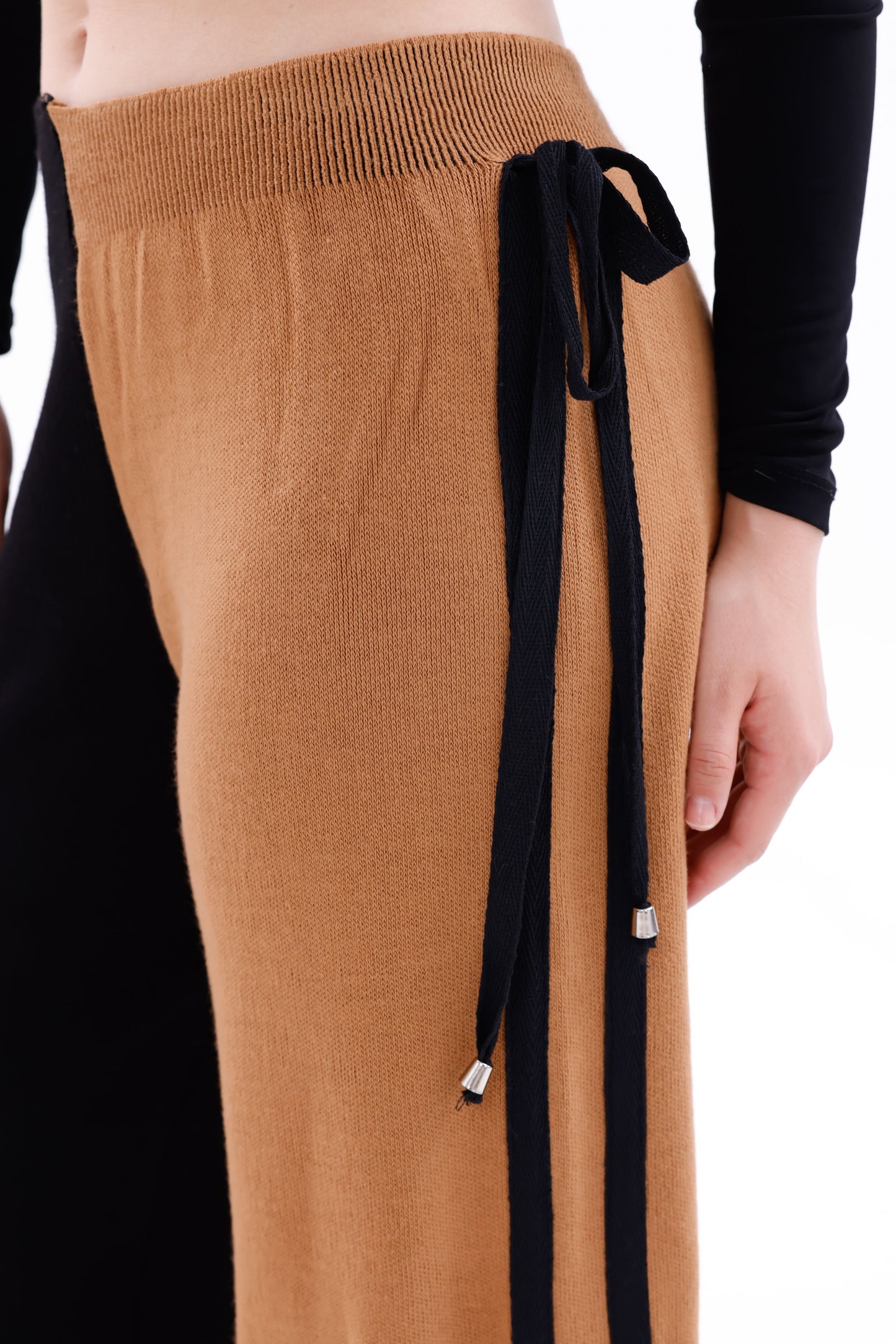 Siyah sütlü kahve blok renkli triko pantolon model üzerinde önden görünüm