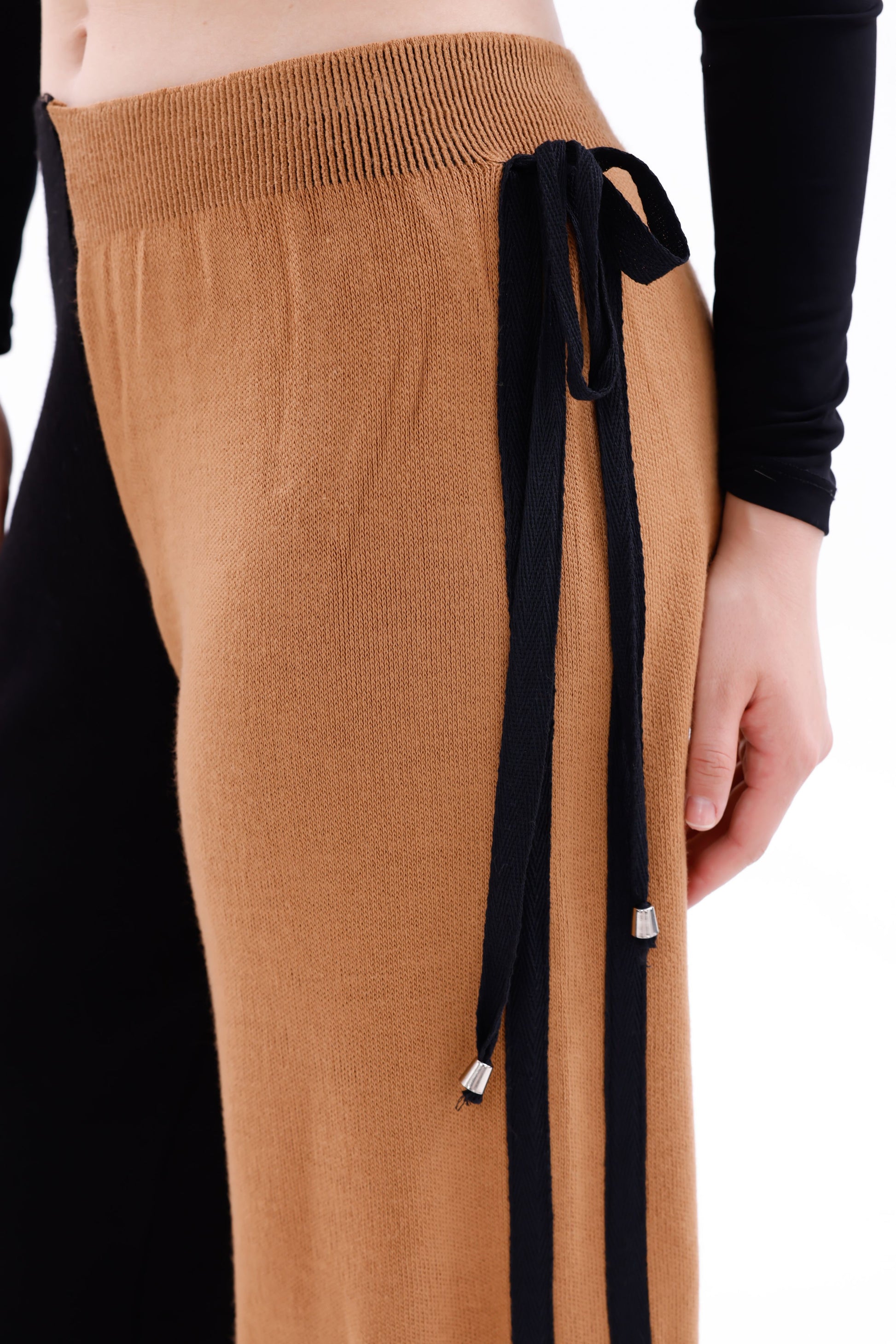 Siyah sütlü kahve blok renkli triko pantolon model üzerinde önden görünüm