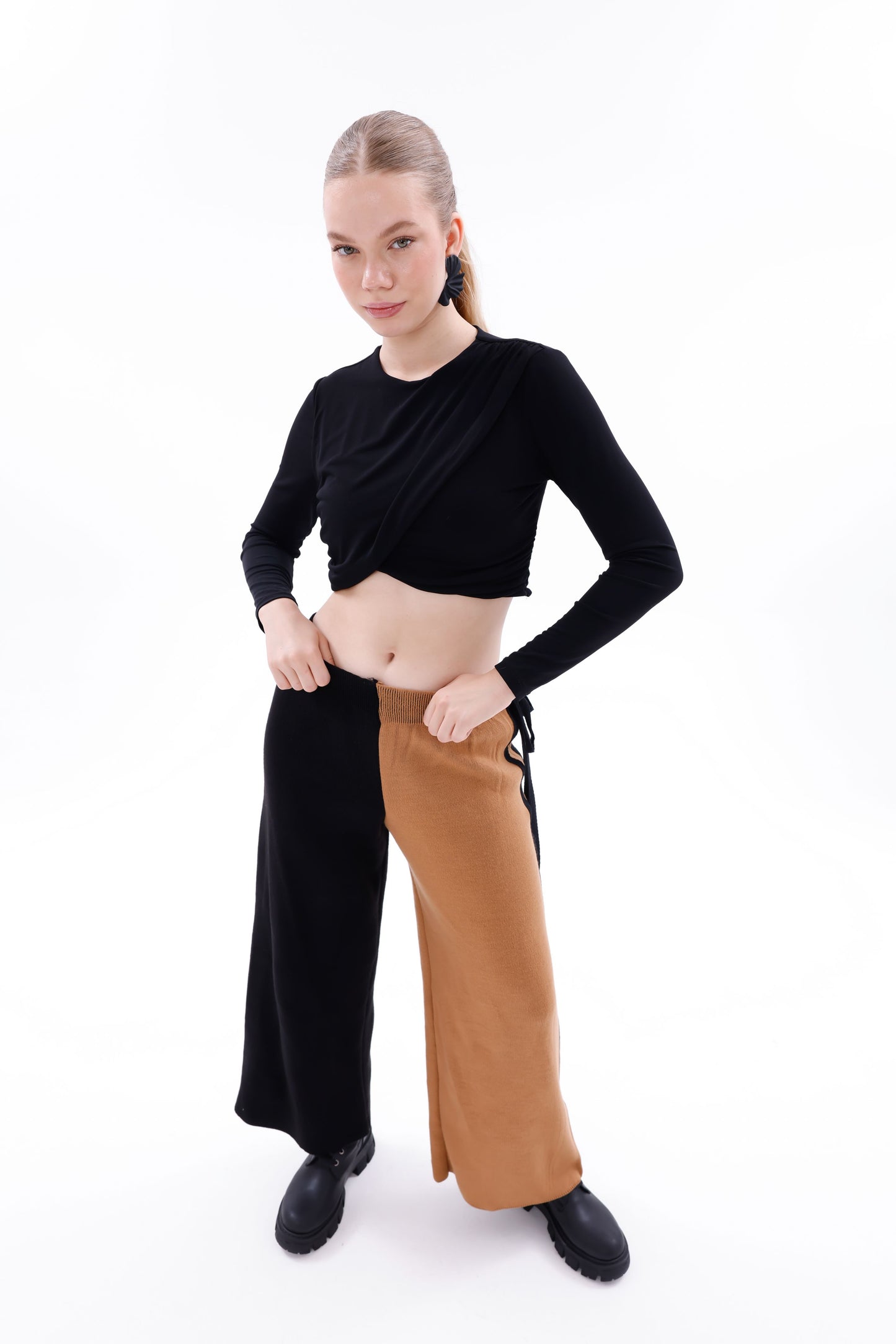 Siyah sütlü kahve blok renkli triko pantolon model üzerinde önden görünüm
