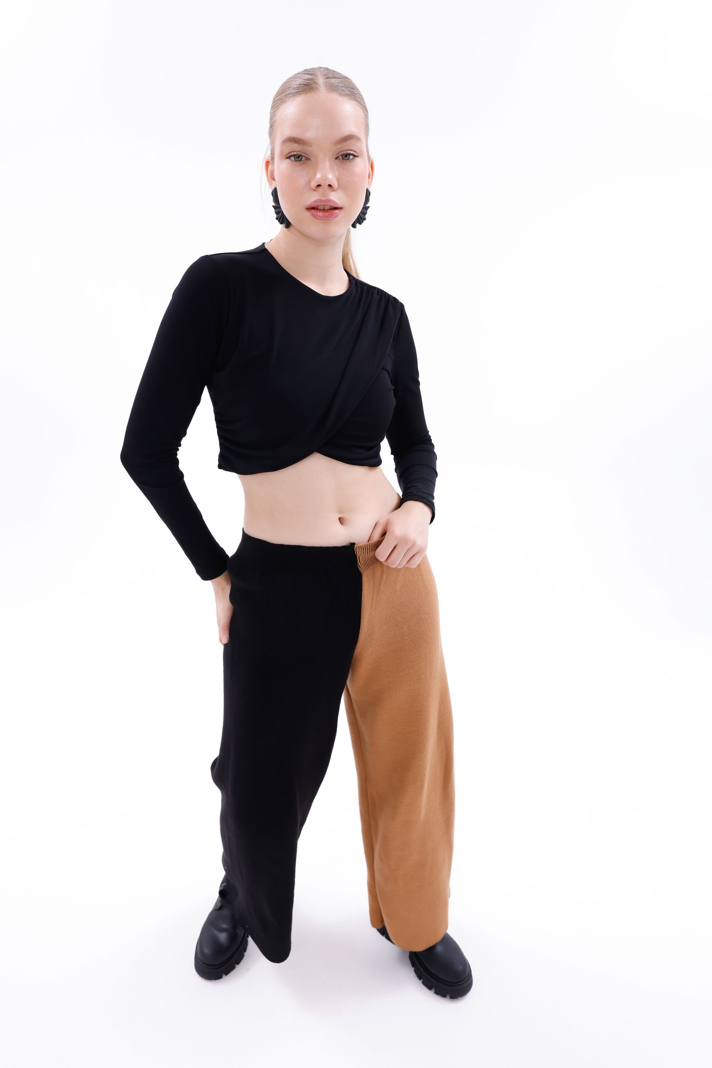 Siyah sütlü kahve blok renkli triko pantolon model üzerinde önden görünüm
