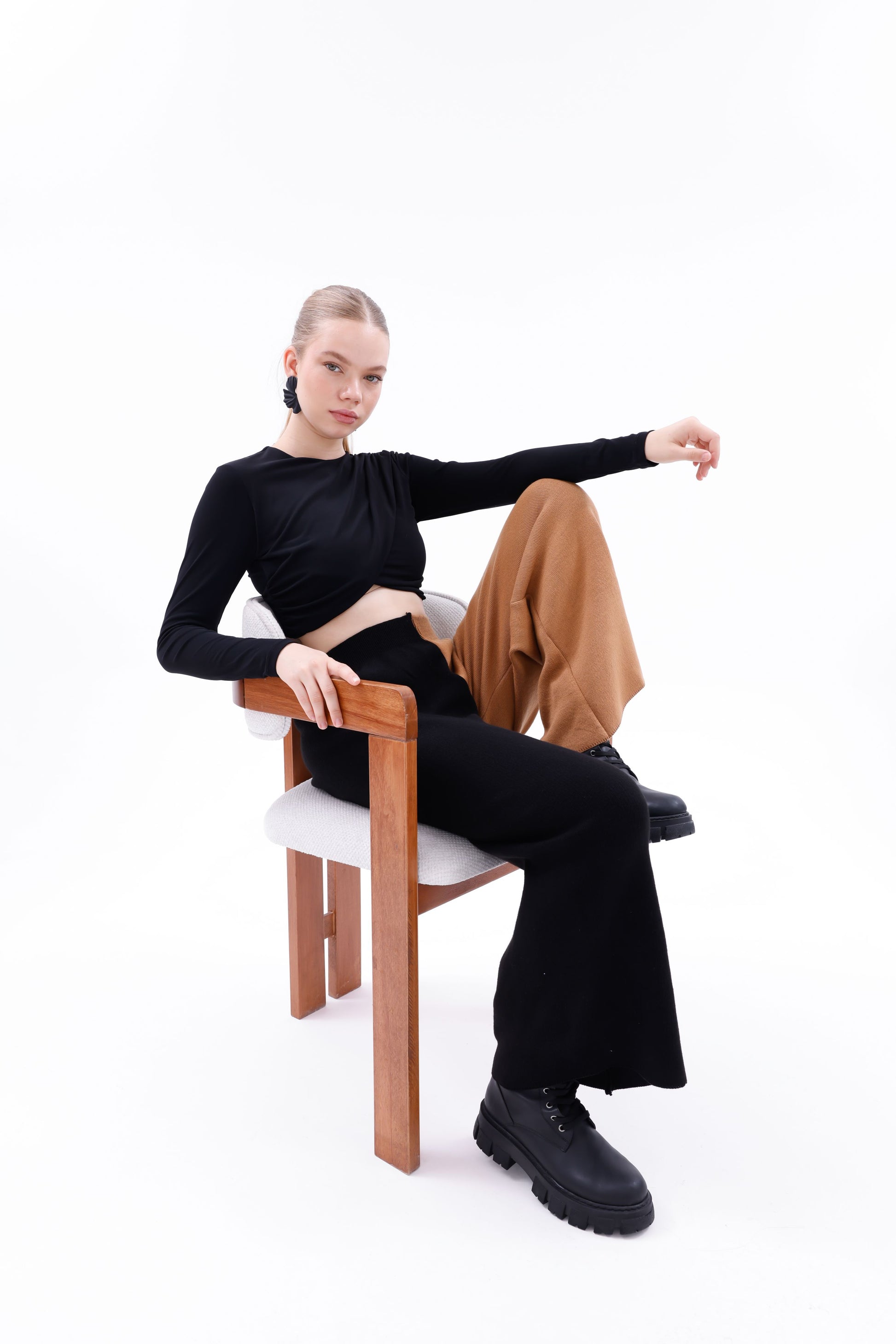 Siyah sütlü kahve blok renkli triko pantolon model üzerinde önden görünüm