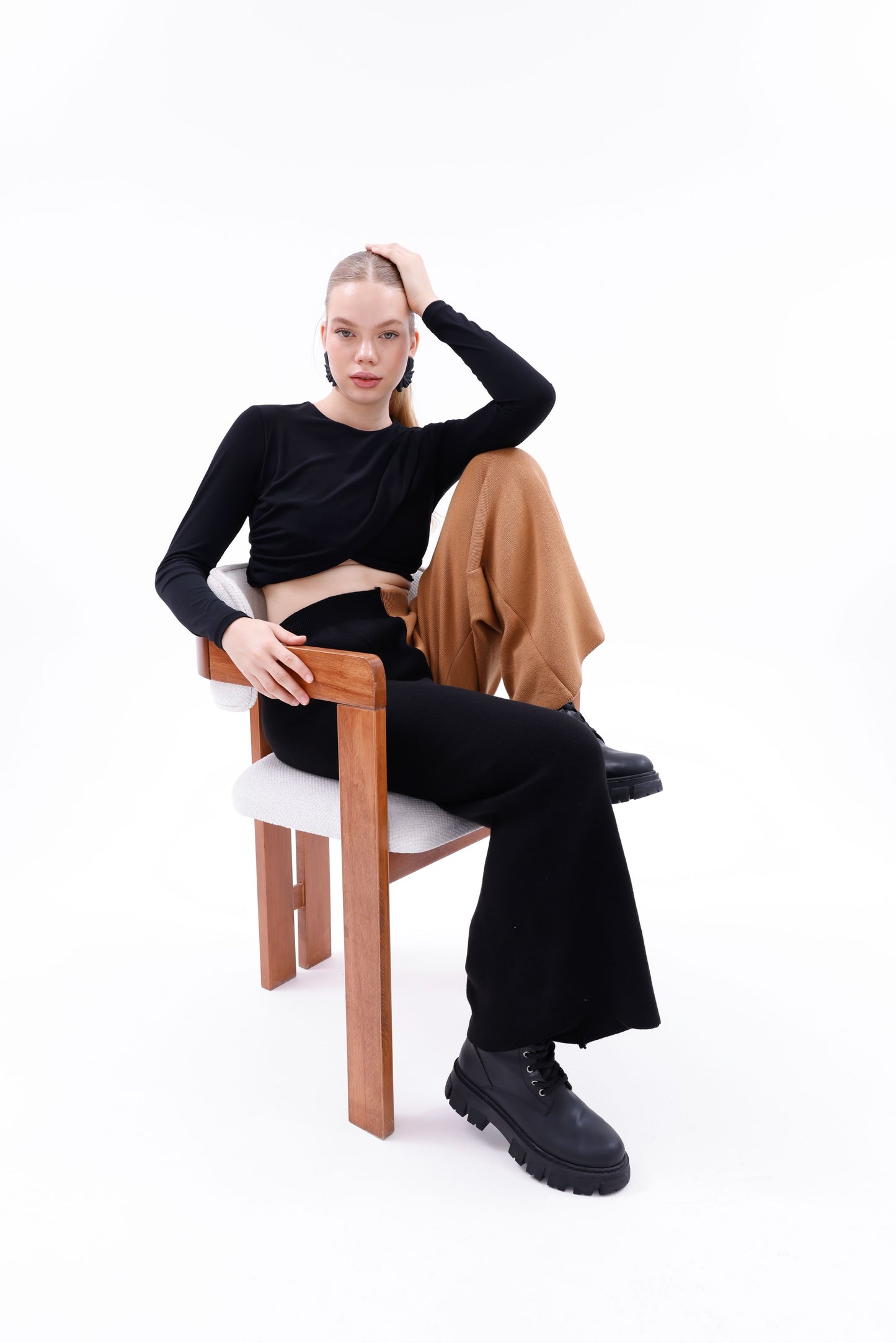 Siyah sütlü kahve blok renkli triko pantolon model üzerinde önden görünüm
