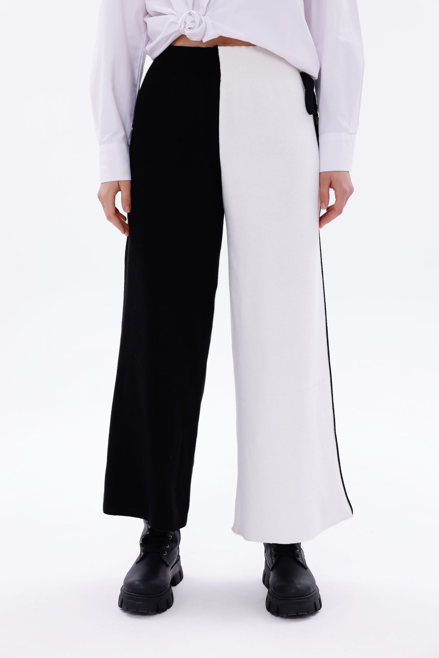 Siyah beyaz blok renkli triko pantolon ön görünüm