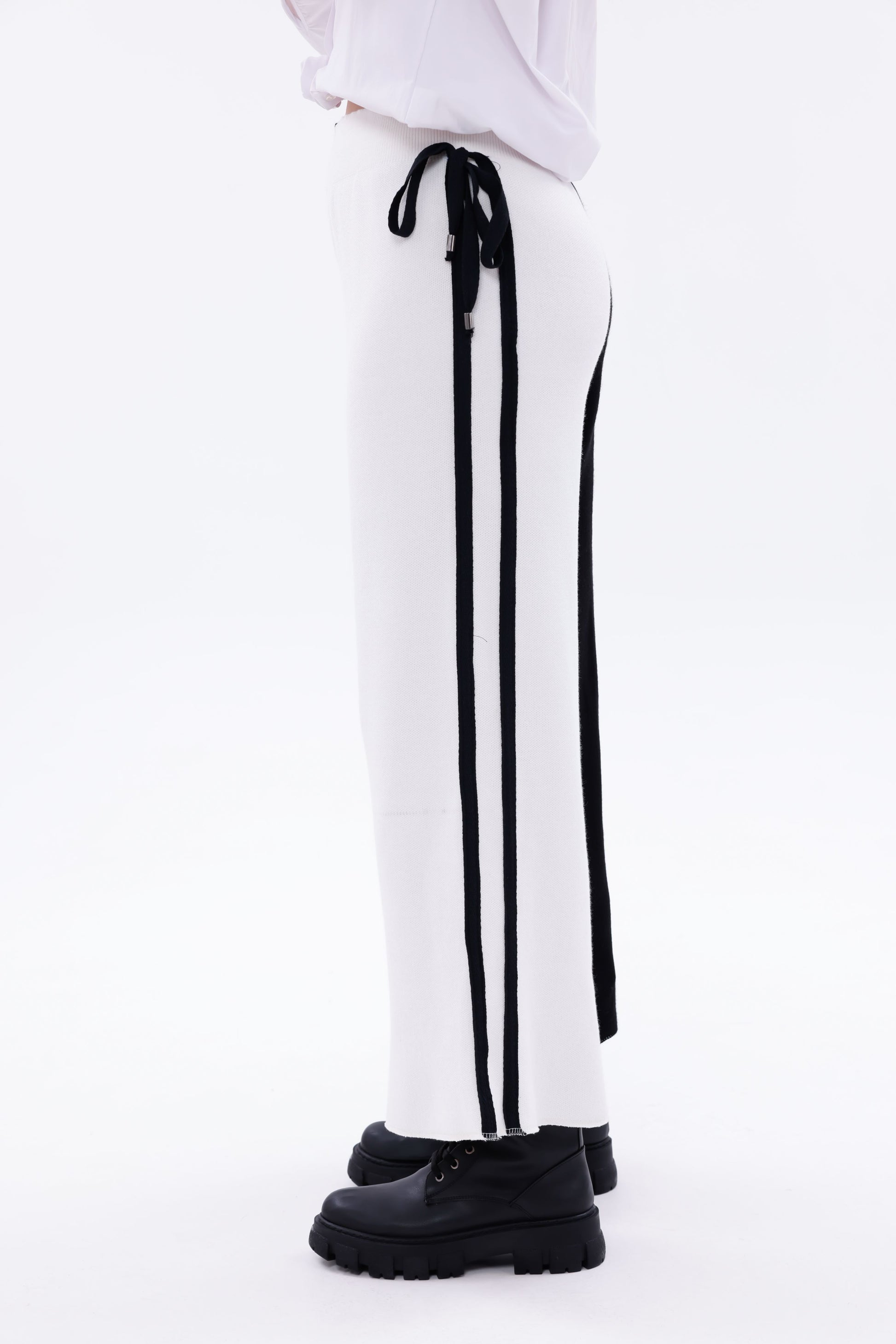 Triko pantolon yan duruş kombin