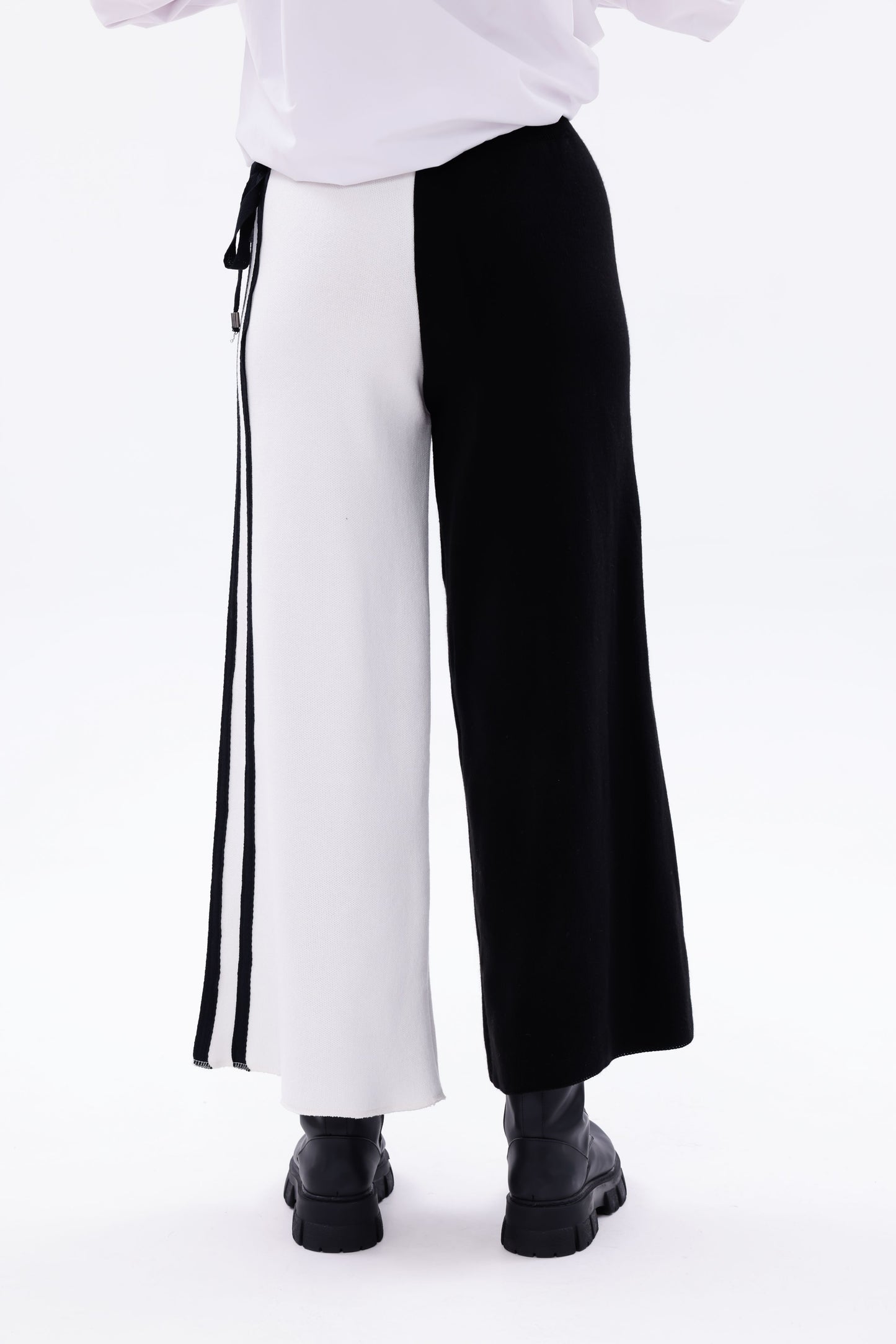 Siyah beyaz triko pantolon model genel görünüm