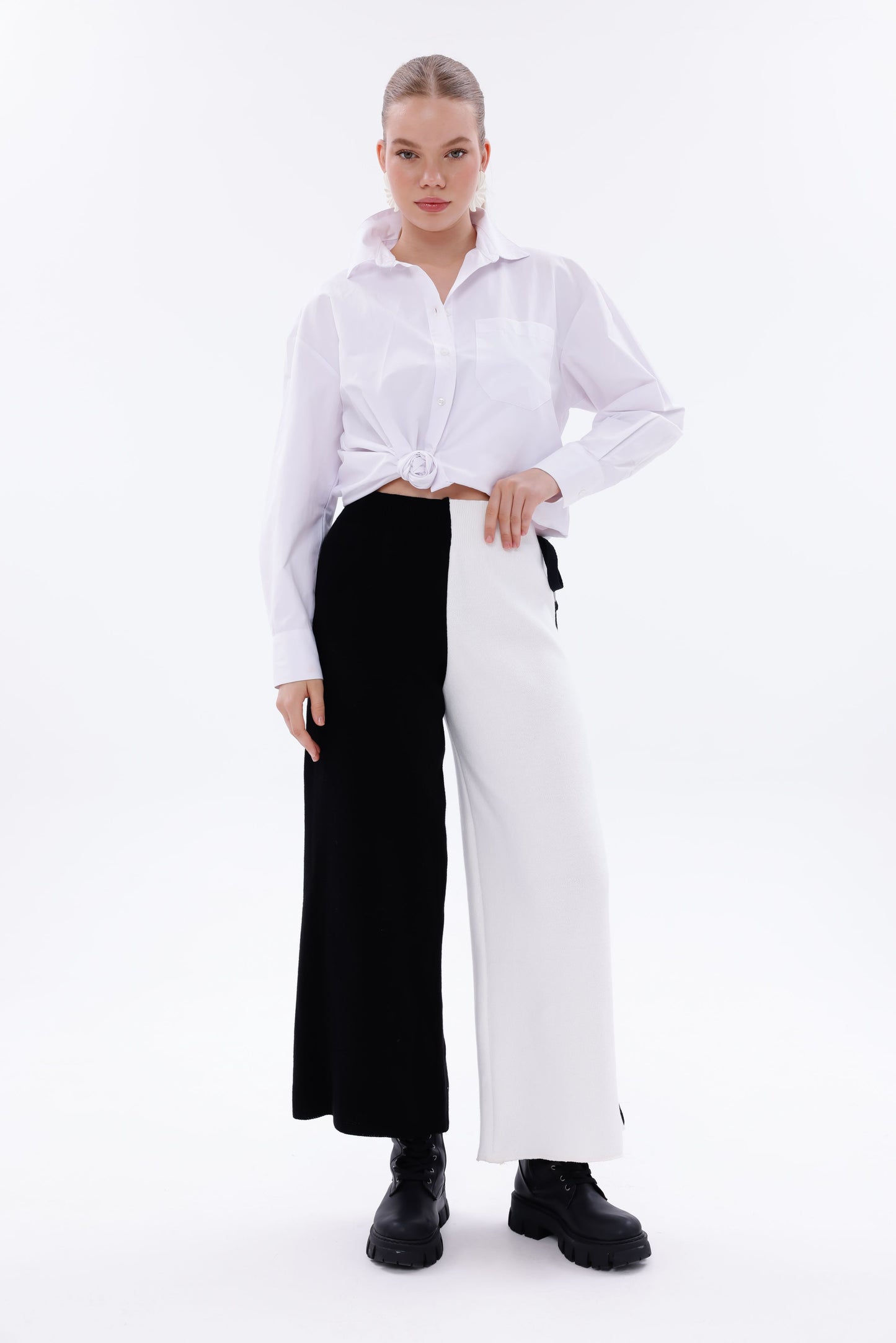 Model üzerinde yüksek bel triko pantolon