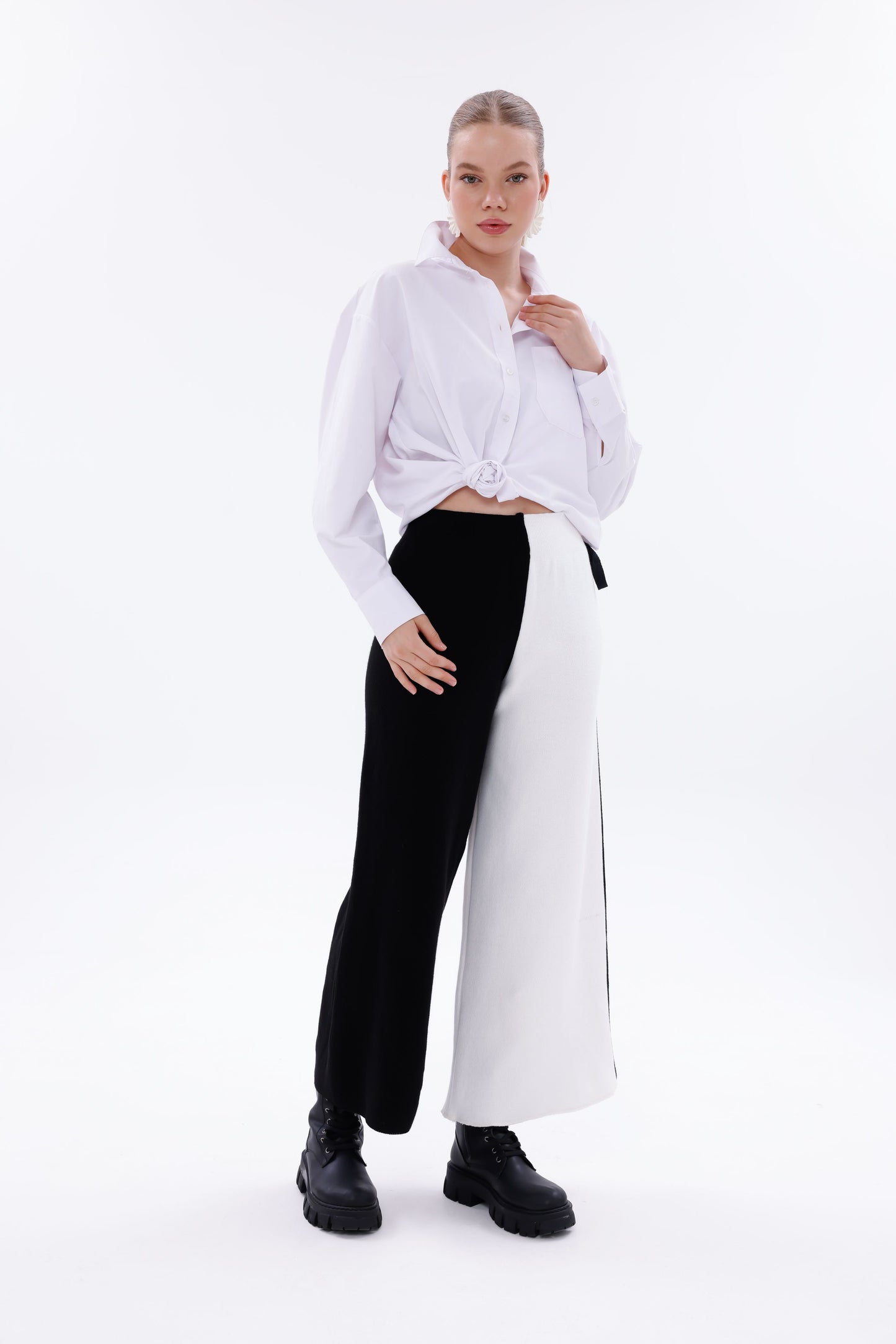 Model üzerinde yüksek bel triko pantolon