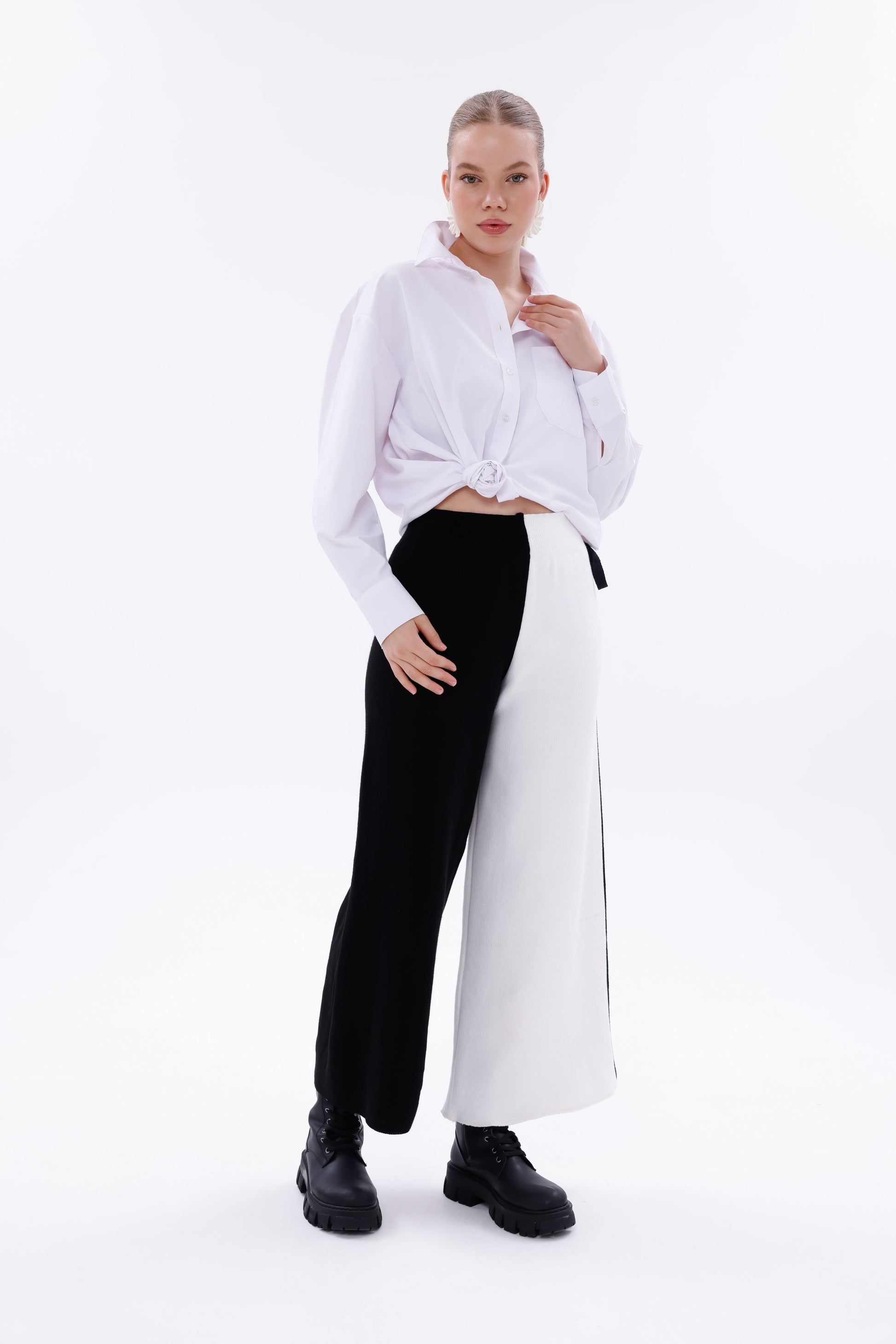 Model üzerinde yüksek bel triko pantolon