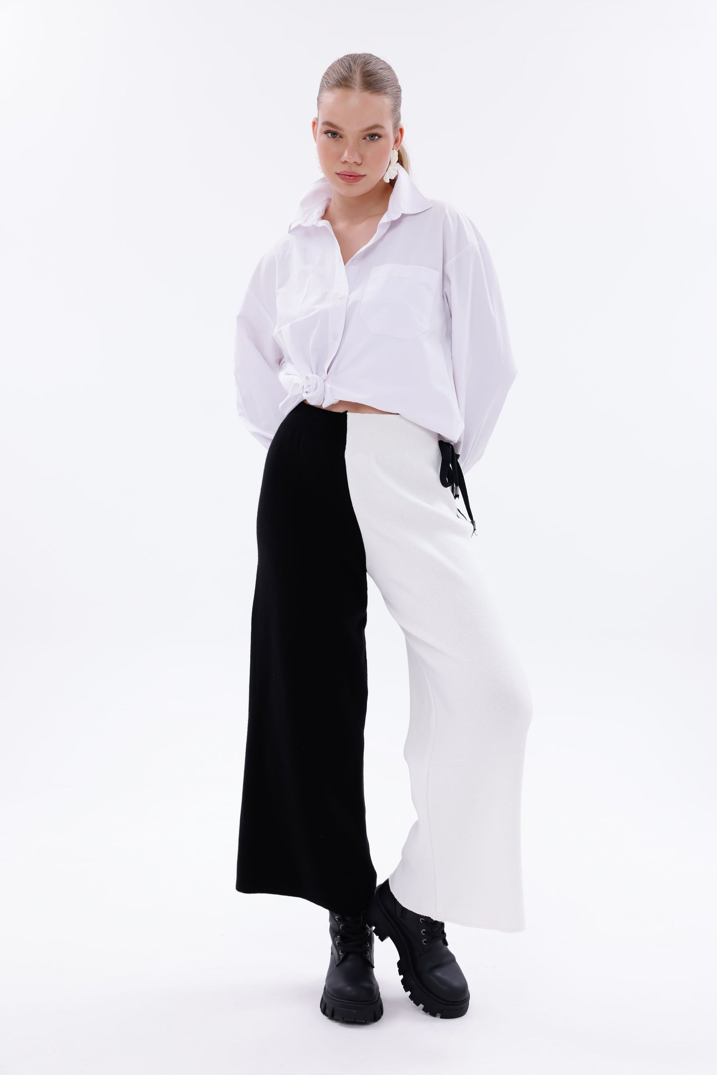 Model üzerinde yüksek bel triko pantolon