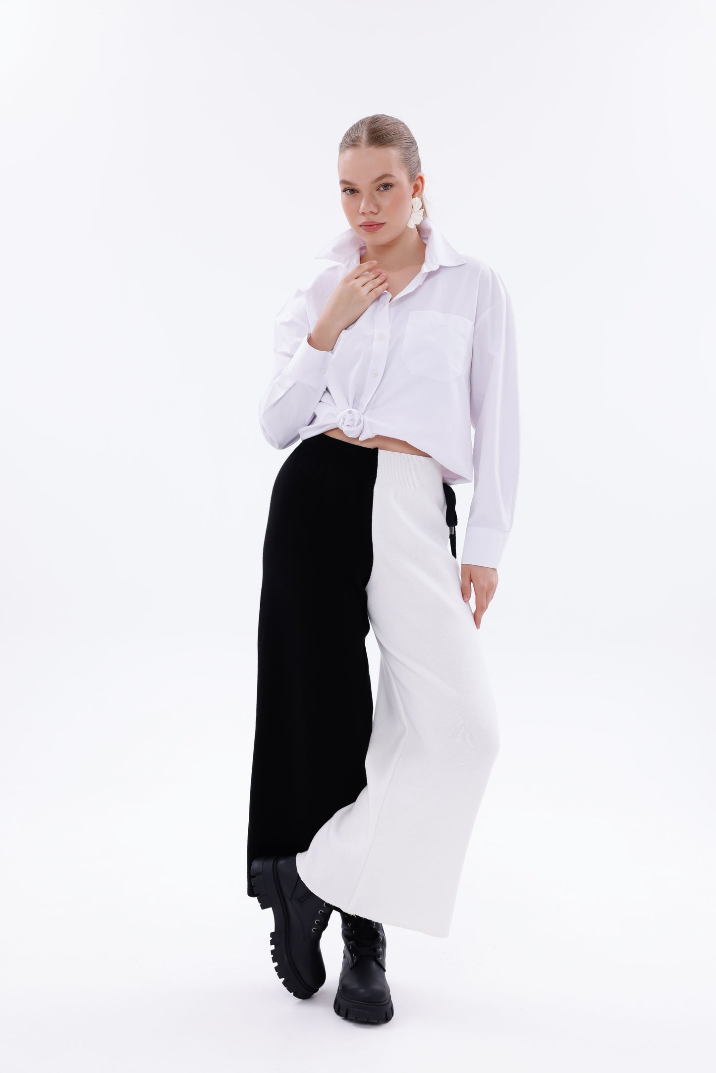 Model üzerinde yüksek bel triko pantolon